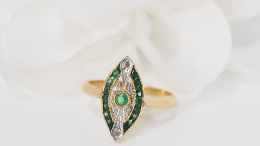 Bague 54 Bague ancienne début XXème en or jaune, émeraudes et diamants 58 Facettes 31726