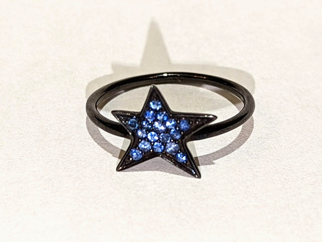 Bague Bague étoile DJULA en or noir et saphirs bleus 58 Facettes