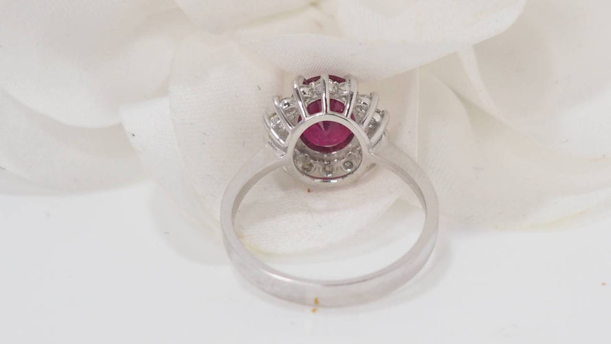 Bague 54.5 Bague marguerite en or blanc, rubis ovale et diamants 58 Facettes F4948