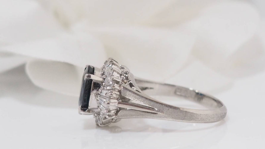 Bague Bague or blanc, saphir ovale et diamants brillants et trapèzes 58 Facettes 31010