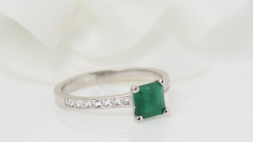 Bague Bague en or blanc, émeraude et diamants 58 Facettes 30944