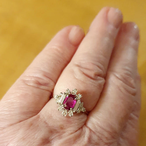 Bague 57 Bague or blanc, rubis fin au centre et entourage diamants Princesse 58 Facettes