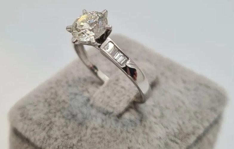 Bague 55 Bague en Or blanc, diamants 58 Facettes