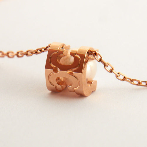 Collier Cartier - Collier "C" or rose et perle de culture Akoya 58 Facettes