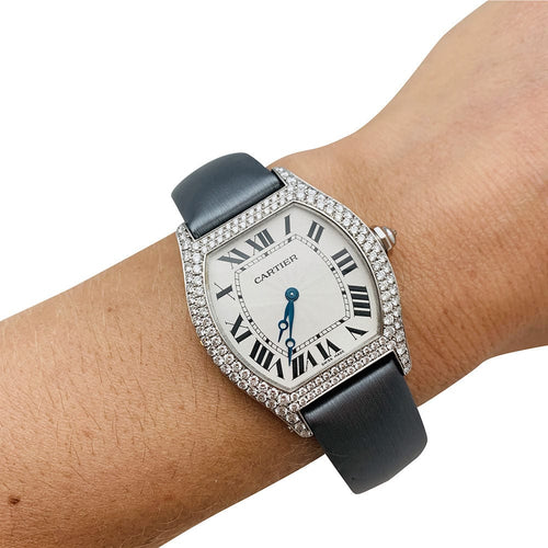 Montre Montre Cartier, modèle "Tortue", en or blanc et diamants sur satin. 58 Facettes 28025
