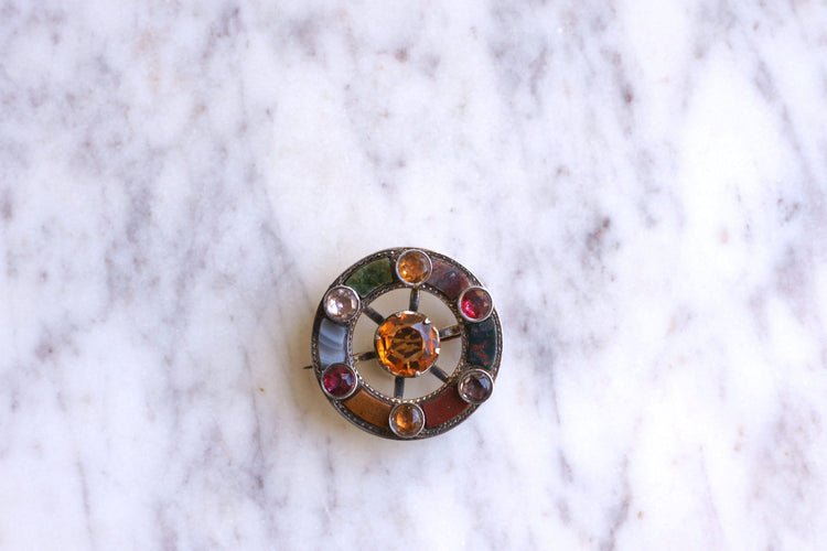 Broche Broche ronde Ecossaise ancienne citrine, jaspe, et agate 58 Facettes