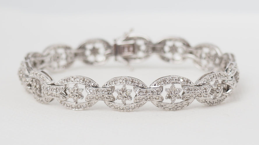 Bracelet Bracelet ajouré en or blanc et diamants 58 Facettes 32457