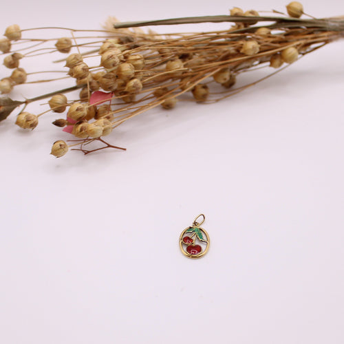 Pendentif Pendentif or jaune motif ovale avec une cerise en émail 58 Facettes