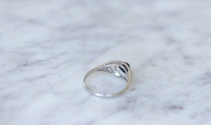 Bague 57 Bague Art Déco saphir cabochon & diamants 58 Facettes