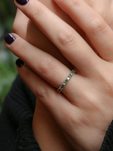 Bague Alliance américaine en or blanc, diamants et émeraudes 58 Facettes J46