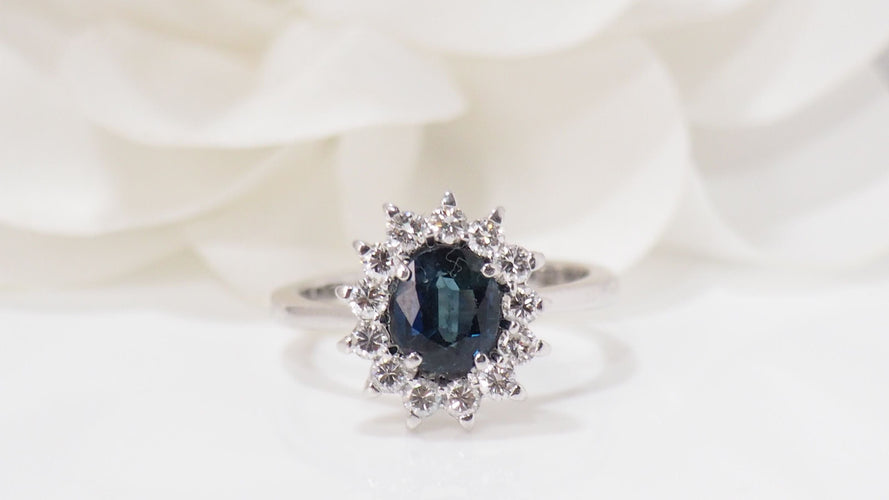 Bague 53.5 Bague marguerite en or blanc, saphir et diamants 58 Facettes F4949