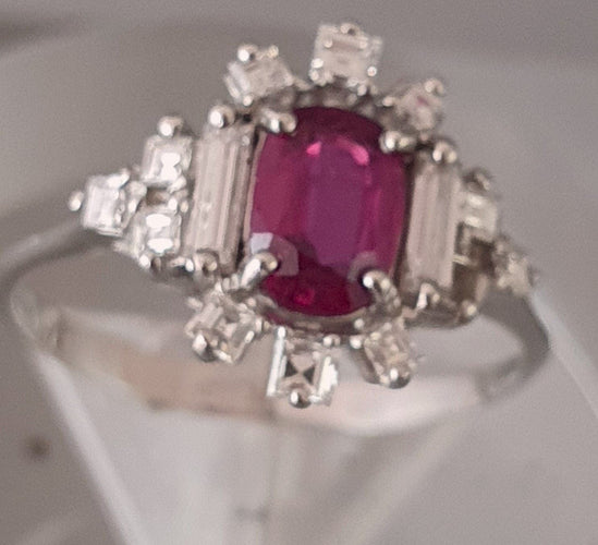 Bague 57 Bague or blanc, rubis fin au centre et entourage diamants Princesse 58 Facettes