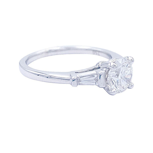 Bague 53 Bague solitaire encadré de diamants baguette. 58 Facettes 32529