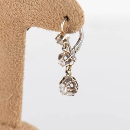 Boucles d'oreilles Dormeuses Art Déco de 3 pierres blanches sur or blanc 58 Facettes