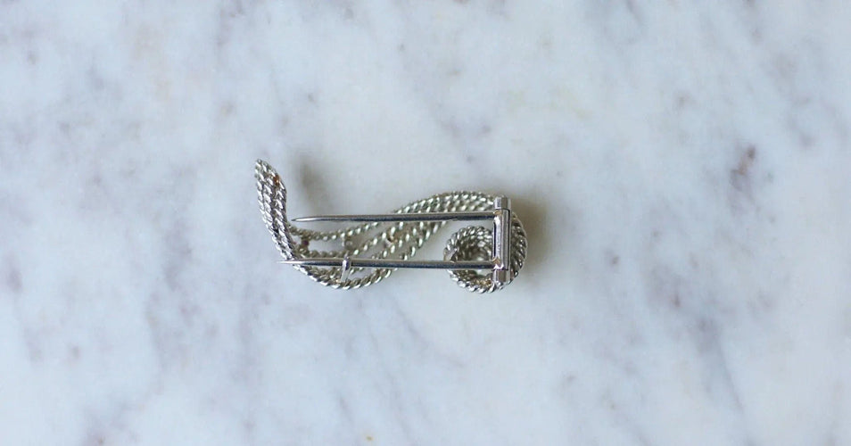 Broche Broche volute Or blanc Diamants Rubis 58 Facettes