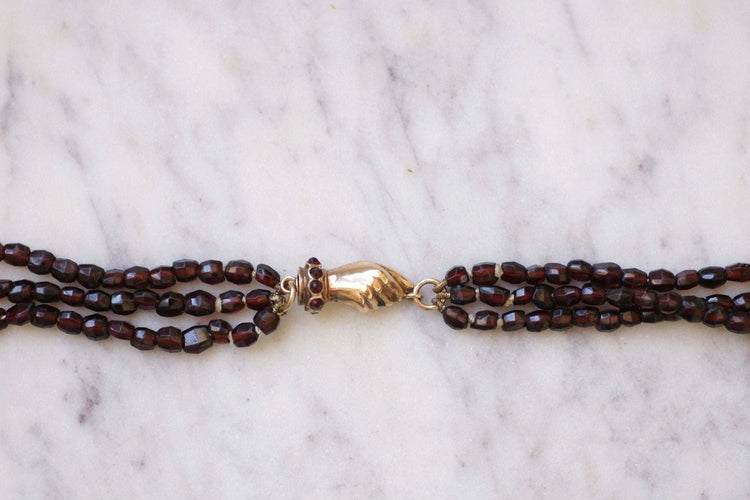 Collier Sautoir fermoir main en or et perles de grenat 58 Facettes