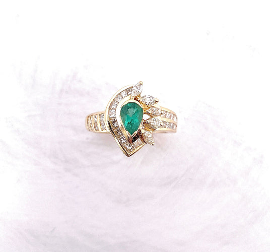 Bague 57 Bague émeraude poire et diamants 58 Facettes