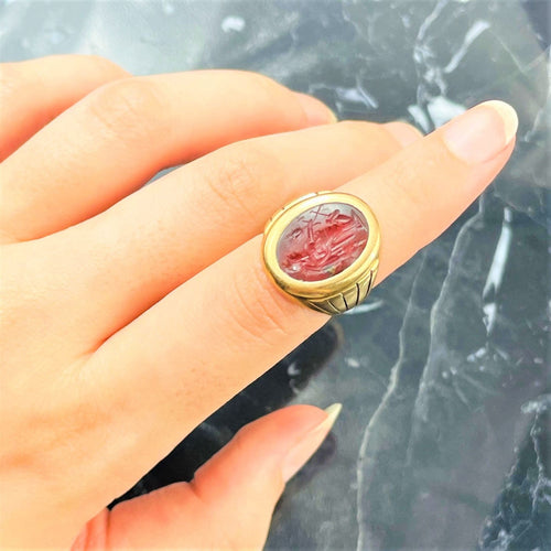 Bague Bague Chevalière Cornaline Rouge Gravée Or jaune 58 Facettes 20400000643