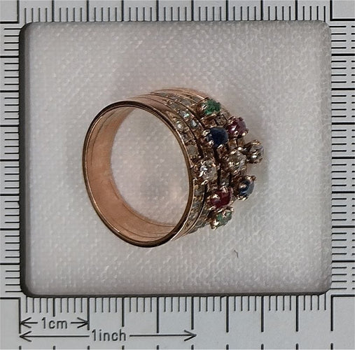 Bague 59 Une bague victorienne en pierres précieuses vieille de 140 ans - saphirs, rubis, émeraudes 58 Facettes 23360-0334