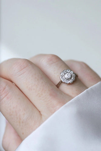 Bague marguerite platine et diamants 58 Facettes