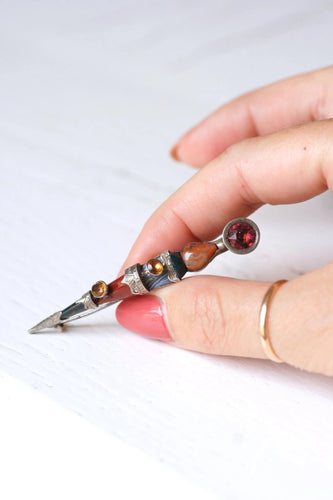 Broche Surin Ecossaise ancienne en argent, grenat, citrine, jaspe, et agate 58 Facettes