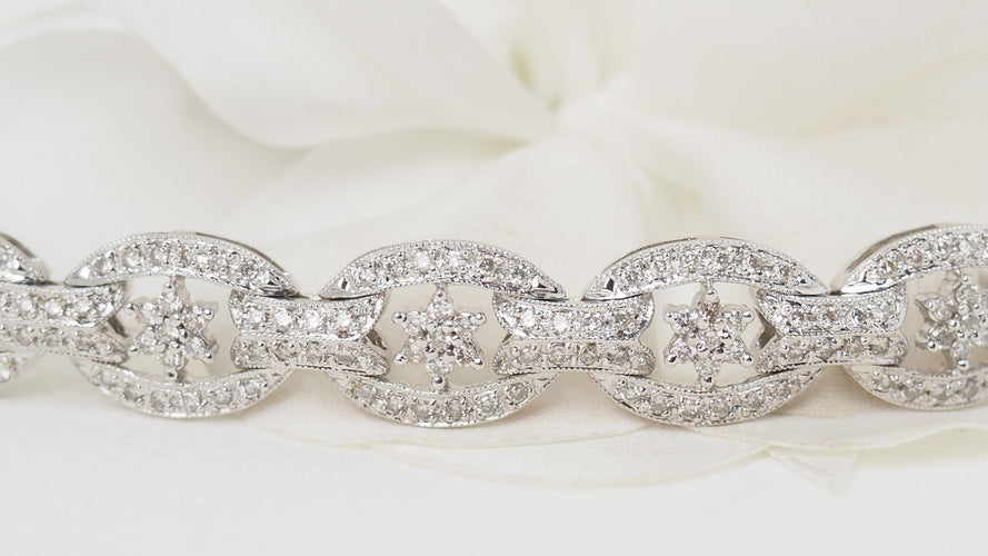 Bracelet Bracelet ajouré en or blanc et diamants 58 Facettes 32457