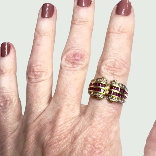 Bague 55 Bague en or 18 ct de style rétro contemporain avec diamants et rubis 58 Facettes Q345A