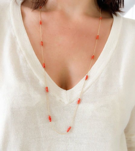 Collier Sautoir en or jaune et  boules de corail facettés 58 Facettes