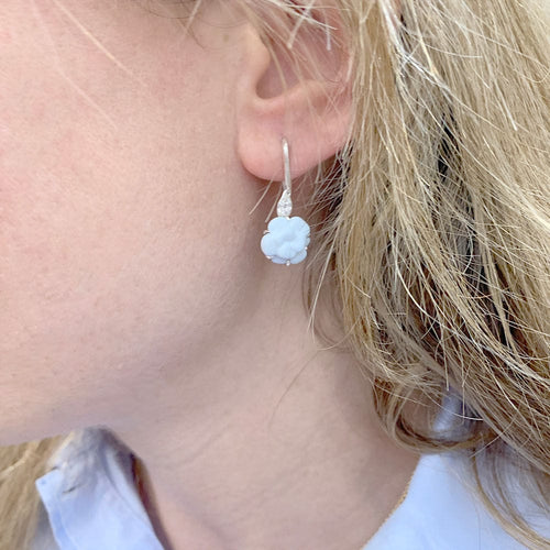 Boucles d'oreilles Boucles d'oreilles Chanel, "Camélia", or blanc, diamants. 58 Facettes 32717