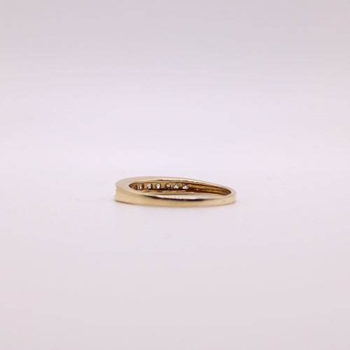 Bague Alliance demi-tour or jaune et diamants serti rail 58 Facettes