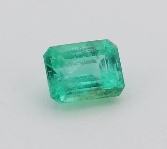 Gemstone Certificat Emeraude 0.66cts GFCO 58 Facettes 178