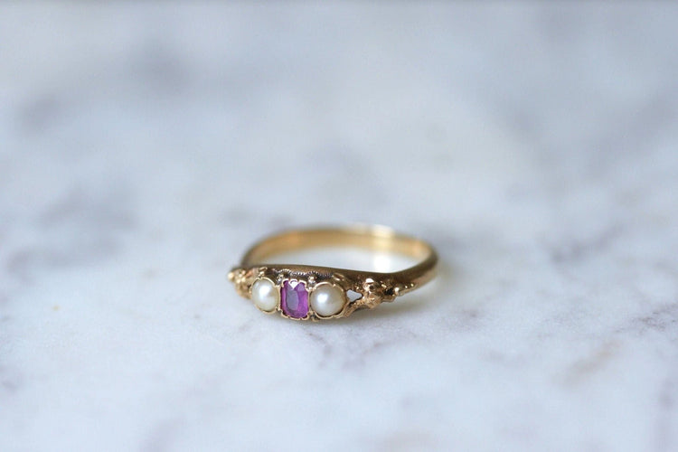 Bague 53 Bague bandeau rubis et perles sur or 58 Facettes