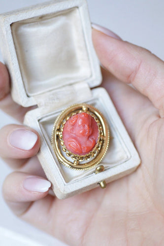 Broche ancienne en or jaune et camée ange en corail 58 Facettes
