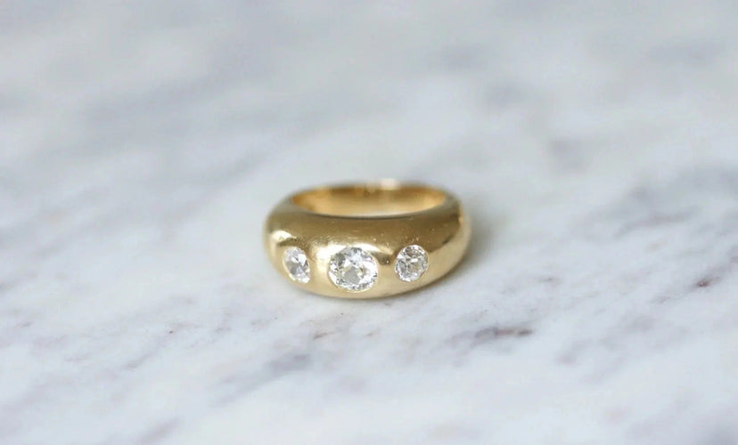 Bague Bague jonc or jaune et trois diamants 58 Facettes