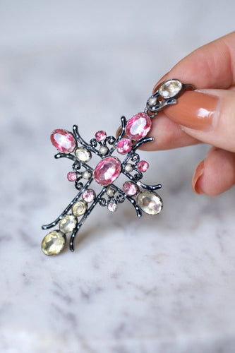 Pendentif Croix ancienne en argent, émail, et pierres du Rhin 58 Facettes