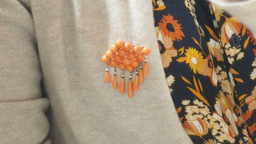 Broche Broche ajourée Napoléon III perles corail et émail noir 58 Facettes 30349