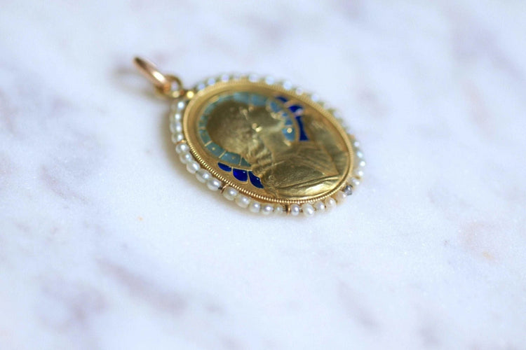 Pendentif Médaille ancienne en or, Vierge Marie, émail et perles 58 Facettes