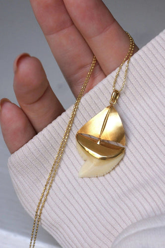 Pendentif Pendentif voilier dent de requin sur or 58 Facettes