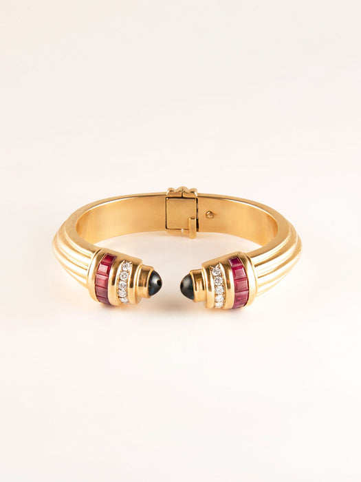 Bracelet Bracelet jonc en or jaune, saphirs, diamants et rubis 58 Facettes