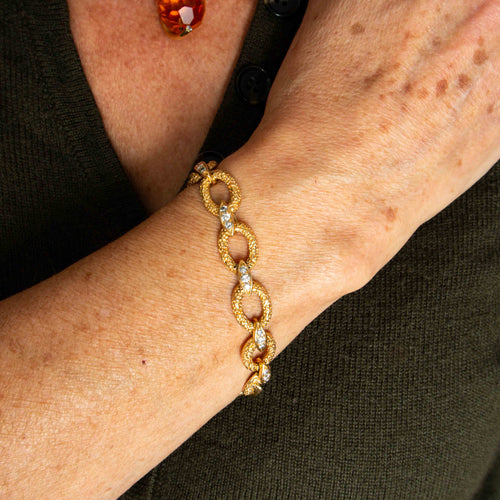 Bracelet or jaune, maillons texturés et diamants 58 Facettes