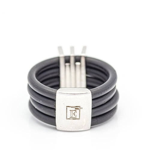 Bague 56 Bague en Or Blanc, Caoutchouc et Diamants 58 Facettes D359663LF