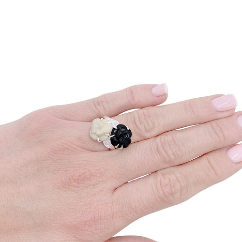 Bague 51 Bague Chanel, "Toi & Moi - Mini Camélia sculpté", or blanc, diamants. 58 Facettes 32413
