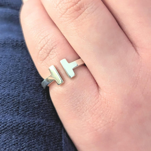 Bague TIFFANY & CO - Bague modèle "T" argent 58 Facettes 25380