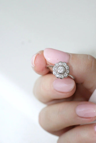 Bague marguerite platine et diamants 58 Facettes