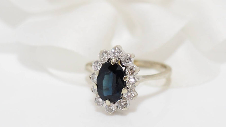 Bague 54 Bague marguerite en or blanc, saphir ovale et diamants 58 Facettes 31322