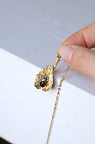 Pendentif Pendentif feuille et insecte ancien en or et grenat 58 Facettes