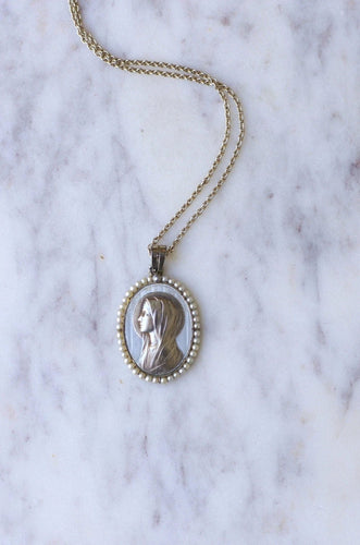 Collier Médaille religieuse sur chaîne Art Déco or blanc, nacre et perles 58 Facettes