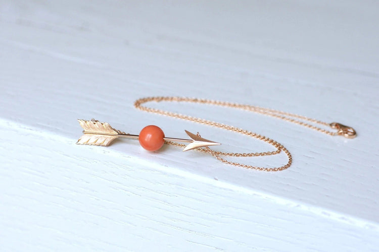 Collier Collier flèche ancien or et corail 58 Facettes