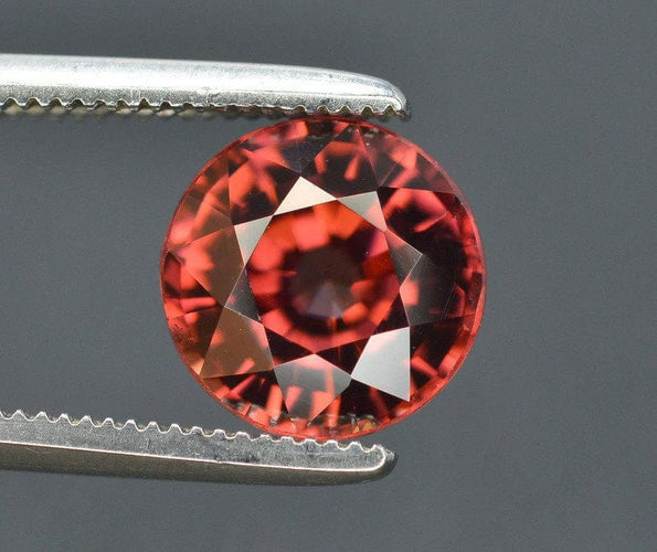 Gemstone Zircon rouge 2.75cts non chauffé 58 Facettes 281