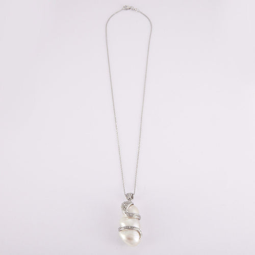 Pendentif Pendentif en or gris, perle, diamants 58 Facettes